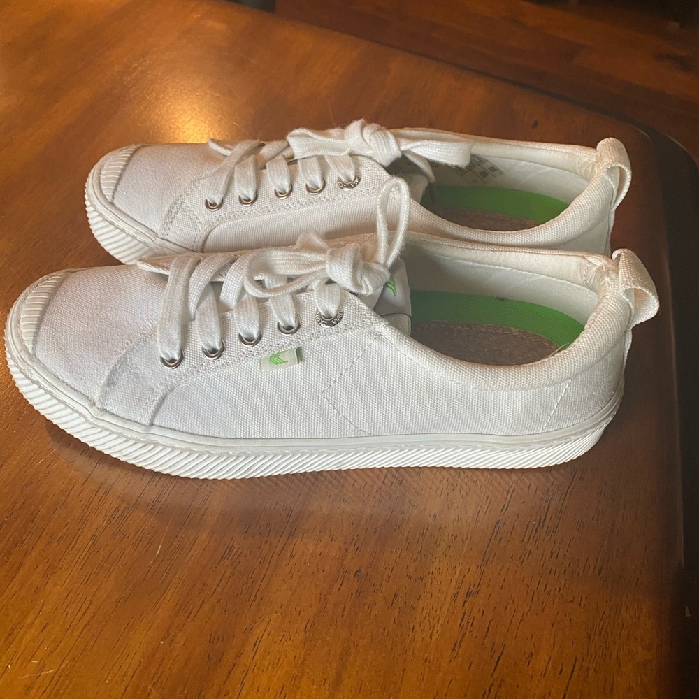 Cariuma Sneakers White Size 8  Oca Low